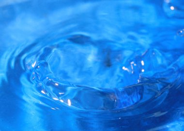 saf su bir damla bir sıvı yüzeyinin çarpıcı fantezi desen oluşturur