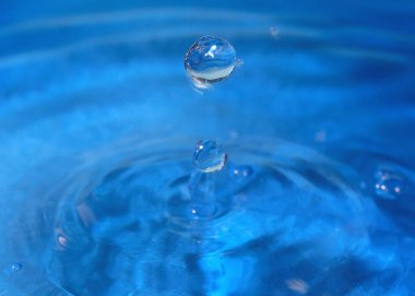 saf su bir damla bir sıvı yüzeyinin çarpıcı fantezi desen oluşturur