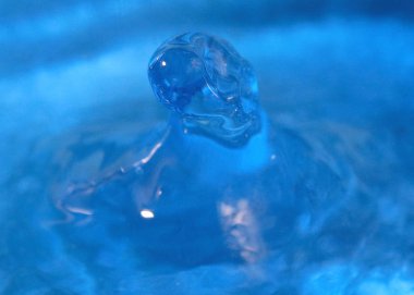 saf su bir damla bir sıvı yüzeyinin çarpıcı fantezi desen oluşturur