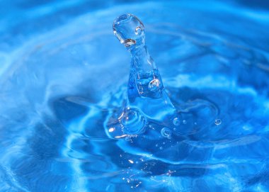 saf su bir damla bir sıvı yüzeyinin çarpıcı fantezi desen oluşturur