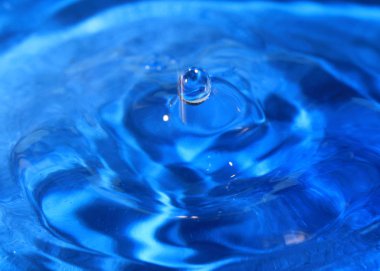 saf su bir damla bir sıvı yüzeyinin çarpıcı fantezi desen oluşturur