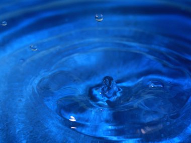 saf su bir damla bir sıvı yüzeyinin çarpıcı fantezi desen oluşturur