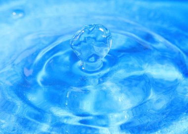 saf su bir damla bir sıvı yüzeyinin çarpıcı fantezi desen oluşturur