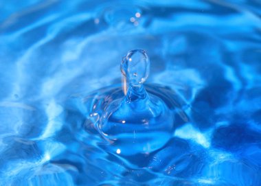 saf su bir damla bir sıvı yüzeyinin çarpıcı fantezi desen oluşturur