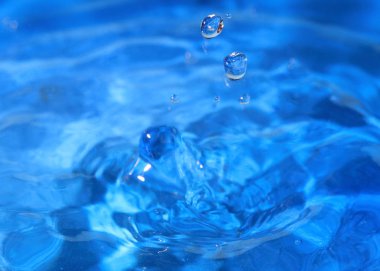 saf su bir damla bir sıvı yüzeyinin çarpıcı fantezi desen oluşturur