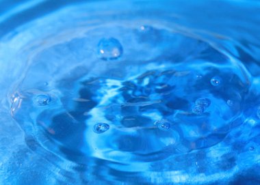 saf su bir damla bir sıvı yüzeyinin çarpıcı fantezi desen oluşturur