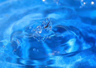 saf su bir damla bir sıvı yüzeyinin çarpıcı fantezi desen oluşturur