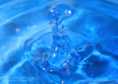 saf su bir damla bir sıvı yüzeyinin çarpıcı fantezi desen oluşturur