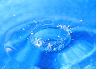 saf su bir damla bir sıvı yüzeyinin çarpıcı fantezi desen oluşturur