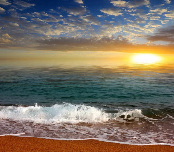 Красивый Морской Пляж Закатным Небом — стоковое фото