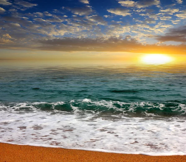 Schöner Strand Meer Unter Dem Sonnenuntergang — Stockfoto