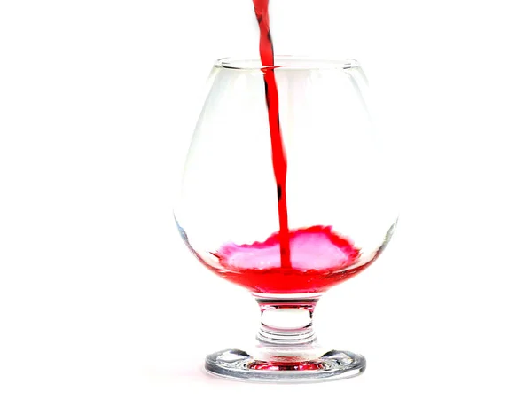 Röda Vindruvor Skapa Vackra Mönster När Hälla Ett Glas — Stockfoto