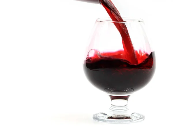 Czerwone Wino Winogron Tworzyć Piękne Wzory Gdy Odlewania Kieliszka — Zdjęcie stockowe