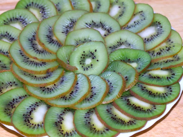 熟したトロピカル フルーツのキウイのスライスにカット — ストック写真
