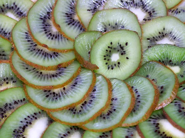 熟したトロピカル フルーツのキウイのスライスにカット — ストック写真