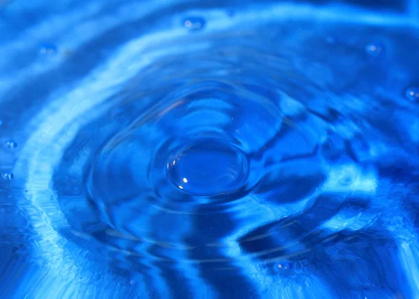 Uma Gota Água Pura Cria Padrões Fantasia Atingir Superfície Líquido — Fotografia de Stock