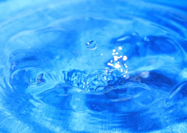 液体の表面を打つとき 純粋な水のドロップはファンタジー パターンを作成します — ストック写真