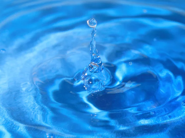 液体の表面を打つとき 純粋な水のドロップはファンタジー パターンを作成します — ストック写真