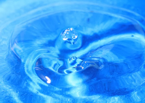 Una Goccia Acqua Pura Crea Fantasie Quando Colpisce Superficie Liquido — Foto Stock