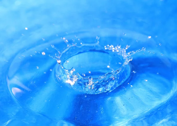 Una Gota Agua Pura Crea Patrones Fantasía Golpear Superficie Líquido — Foto de Stock