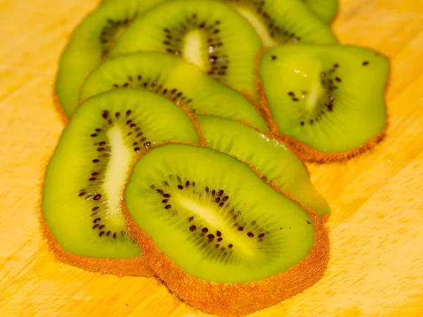 Felii Fructe Kiwi Tropicale Placă Tăiere Din Lemn — Fotografie, imagine de stoc
