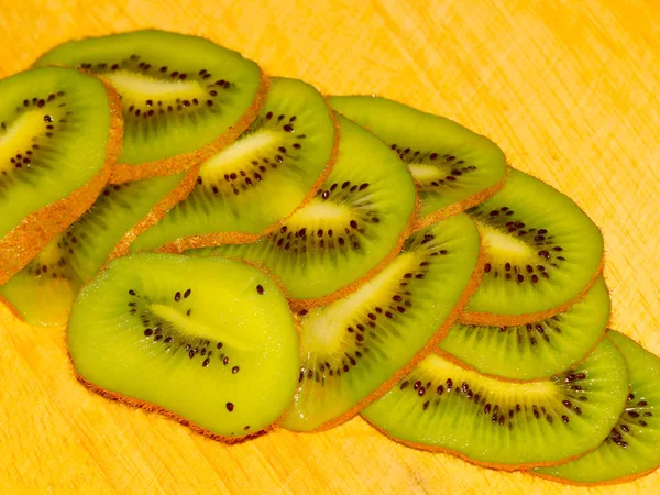 Kiwi Tropical Fatiado Uma Tábua Corte Madeira — Fotografia de Stock