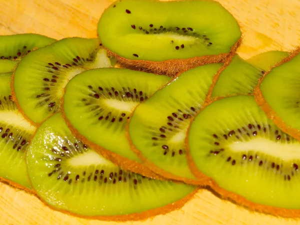 Kiwi Tropical Tranché Sur Une Planche Découper Bois — Photo