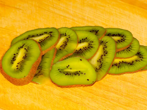 Tropische Kiwi Scheiben Geschnitten Auf Einem Holzschneidebrett — Stockfoto