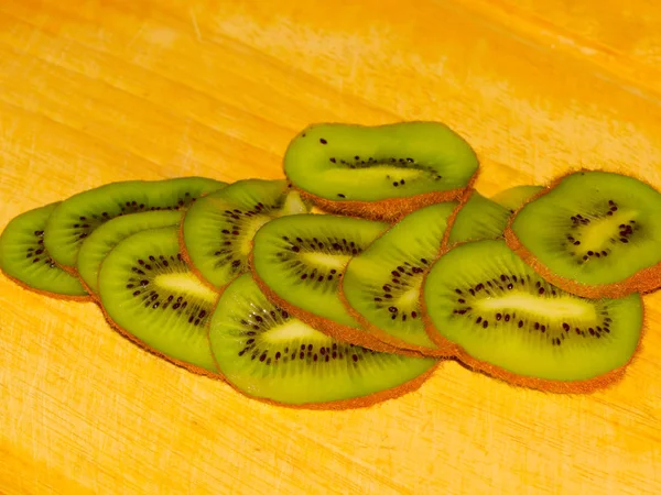 Kiwi Tropical Fatiado Uma Tábua Corte Madeira — Fotografia de Stock