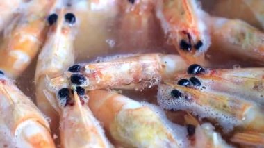 kaynar suda karides pişirme işlemi
