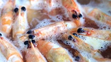 kaynar suda karides pişirme işlemi