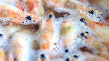 kaynar suda karides pişirme işlemi