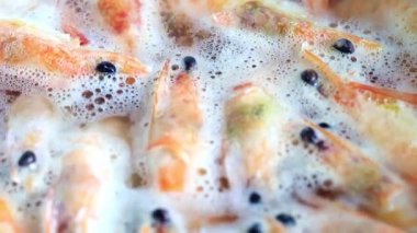 kaynar suda karides pişirme işlemi