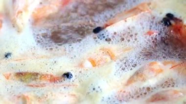 kaynar suda karides pişirme işlemi