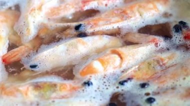 kaynar suda karides pişirme işlemi