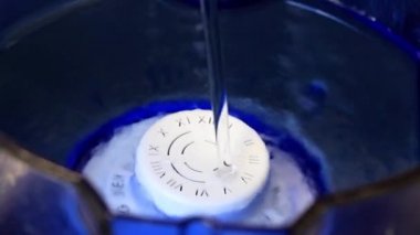 temiz su akışı sıvı temizlemek için filtre içine akar