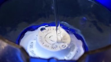 temiz su akışı sıvı temizlemek için filtre içine akar