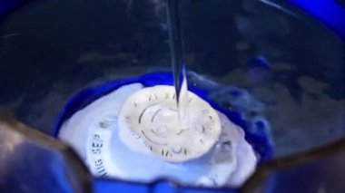 temiz su akışı sıvı temizlemek için filtre içine akar