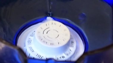 temiz su akışı sıvı temizlemek için filtre içine akar