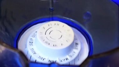 temiz su akışı sıvı temizlemek için filtre içine akar