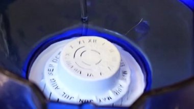 temiz su akışı sıvı temizlemek için filtre içine akar