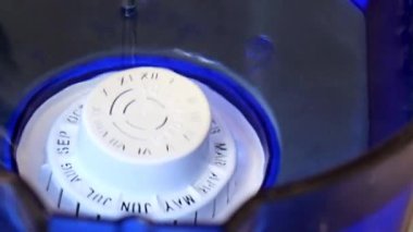 temiz su akışı sıvı temizlemek için filtre içine akar