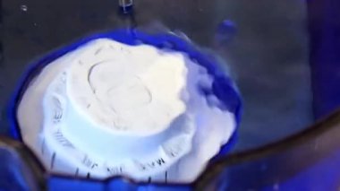 temiz su akışı sıvı temizlemek için filtre içine akar