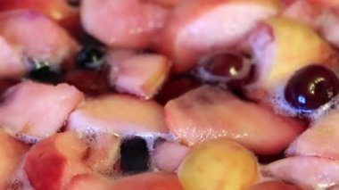 Kurutulmuş meyve kompostosu hazırlanmasında kaynar su