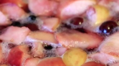 Kurutulmuş meyve kompostosu hazırlanmasında kaynar su