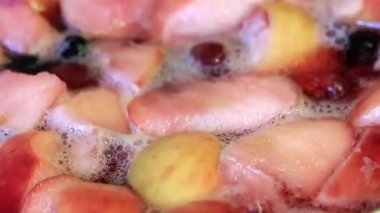 Kurutulmuş meyve kompostosu hazırlanmasında kaynar su