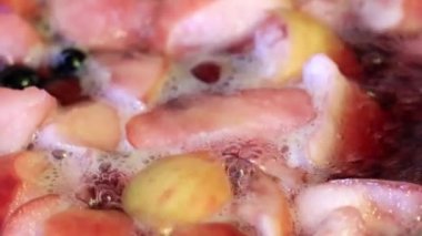 Kurutulmuş meyve kompostosu hazırlanmasında kaynar su