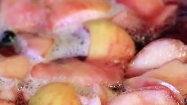 Kurutulmuş meyve kompostosu hazırlanmasında kaynar su