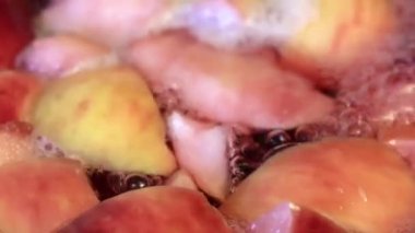 Kurutulmuş meyve kompostosu hazırlanmasında kaynar su