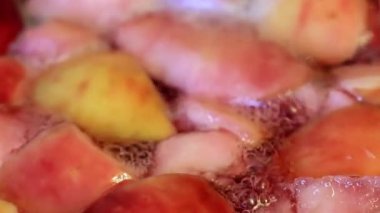 Kurutulmuş meyve kompostosu hazırlanmasında kaynar su